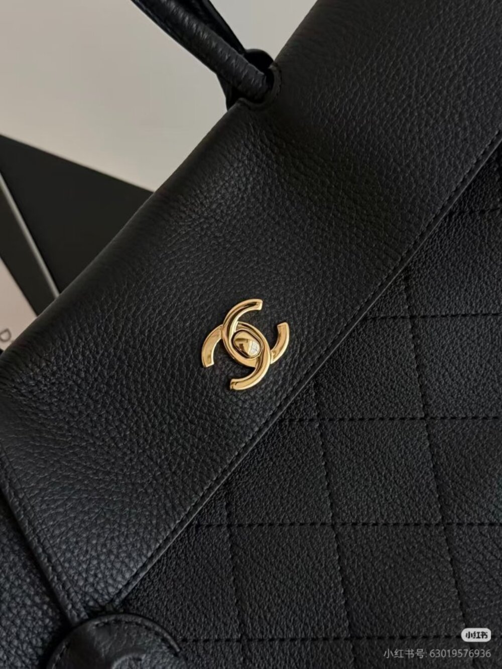 Classic CHANEL Bags: A Stylish and Versatile Choice for Elegance - Picture 4 of 9